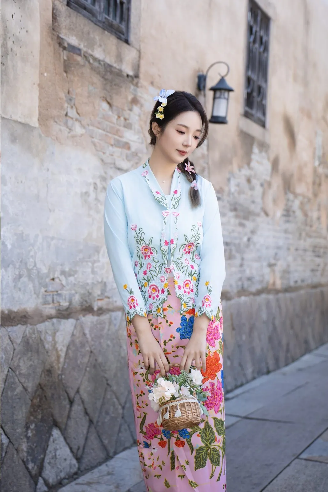Yiyue in traditional dress